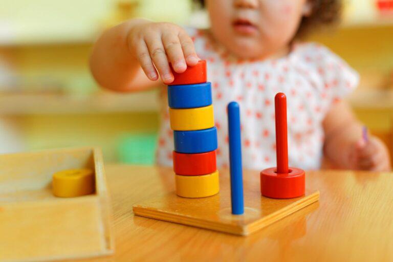 nina-usando-materiales-del-metodo-montessori-1536x1024-1-768x512