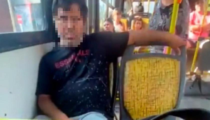 1678724507809Hombre masturbándose en el colectivo