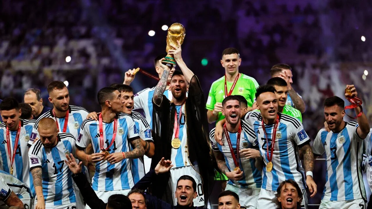 leo-messi-levanta-copa-mundo-qatar_69