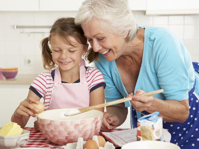 nina-cocinando-con-abuela