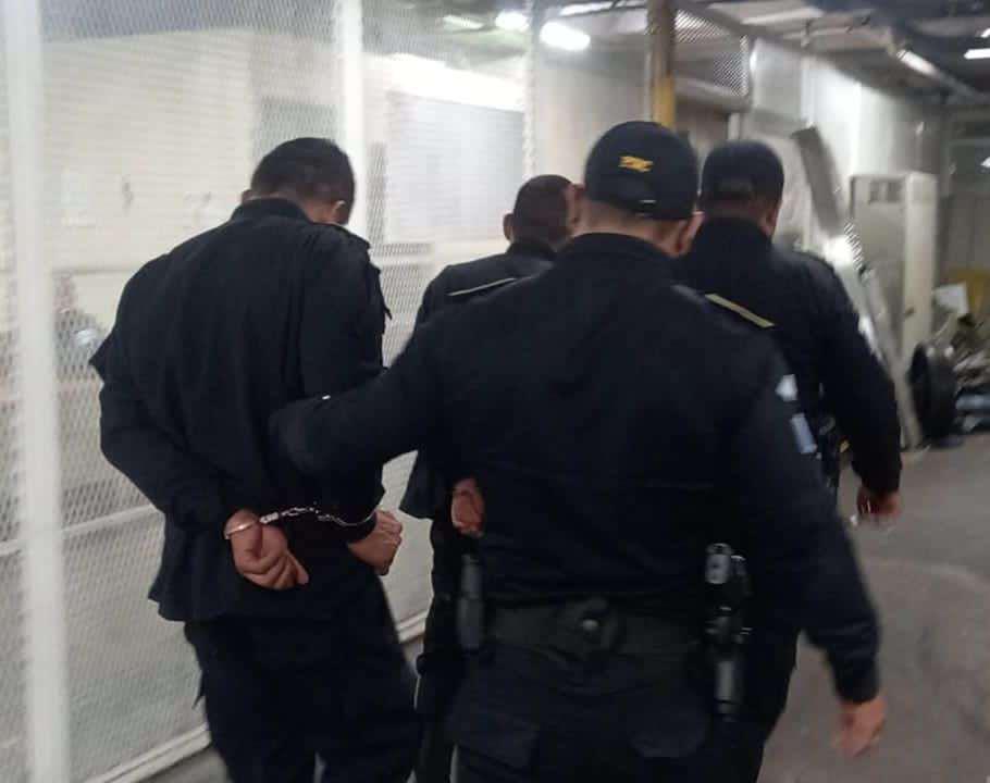 Agentes-PNC-disparan-a-aire